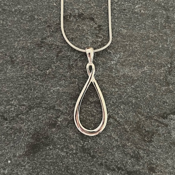 Lia Sophia Silver Infinity Necklace - Picture 1 of 5